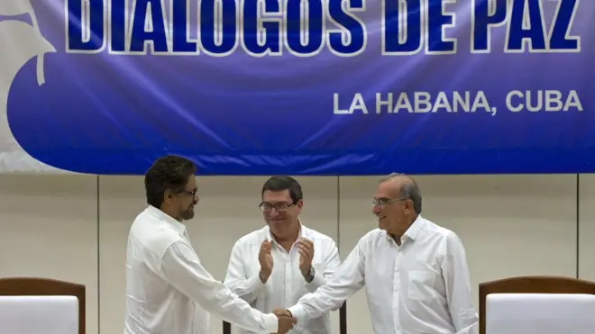 (Soldan sağa) FARC baş müzakerecesi Ivan Marquez, Küba Dışişleri Bakanı Bruno Rodriguez, Kolombiya hükümeti baş müzakerecisi Humberto de la Calle