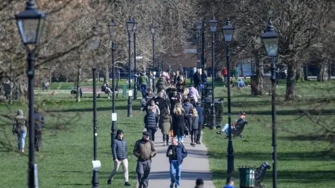 شهدت المنتزهات في لندن زحاما في نهاية الأسبوع