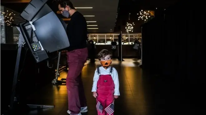 Пандемія коронавірусу змінила світ і американські вибори. Мільйони людей голосували поштою. На фото - виборча дільниця у Вашингтоні