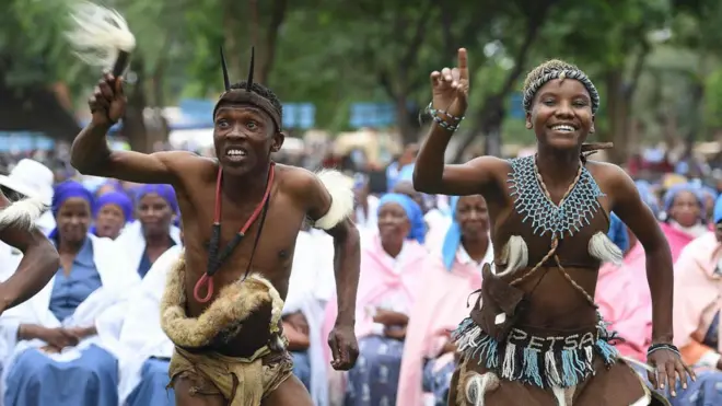 ቅድሚ ዝሓለፈ ቀዳም ምልቃቕ ስልጣን ፕረሲደንት ኢያን ክሃማ፡ ዝሓለፈ ሰሉስ፤ ባህላዉያን ሳዕሳዕቲ ቦትስዋና ናይ ስንብታ ምርኢት ኣቕሪቦም።