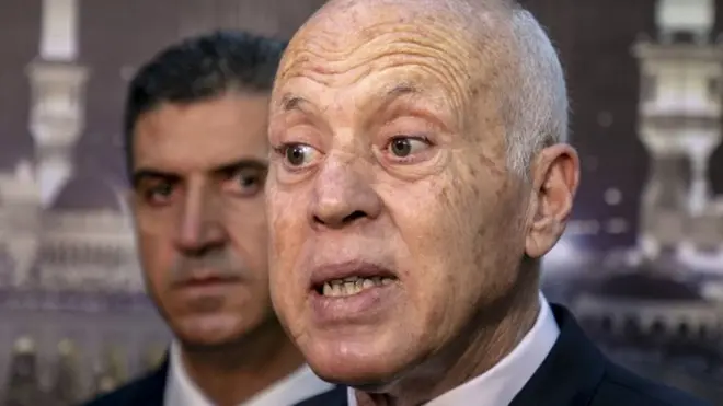 الرئيس التونسي قيس سعيد يتحدث للصحافة لدى وصوله مطار تونس قرطاج الدولي لتوديع الحجاج المرتقبين قبل مغادرتهم إلى المملكة العربية السعودية لأداء فريضة الحج في تونس العاصمة في 21 يوليو/تموز 2022.