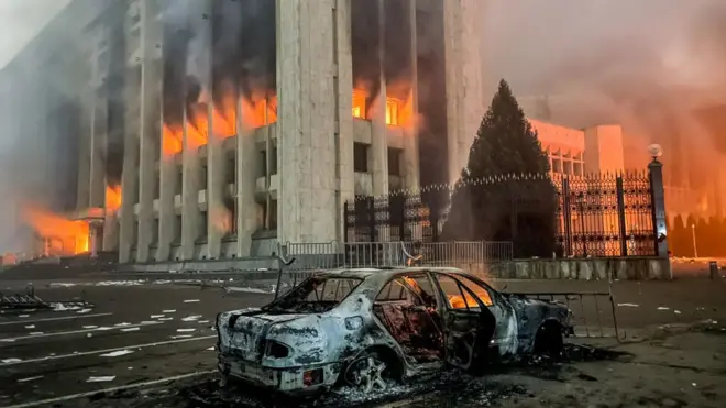 เพลิงลุกไหม้สำนักงานนายกเทศมนตรีเมืองอัลมาตี ประเทศคาซัคสถาน ซึ่งเป็นเมืองที่เกิดเหตุจลาจลจากการประท้วงการขึ้นราคาเชื้อเพลิง