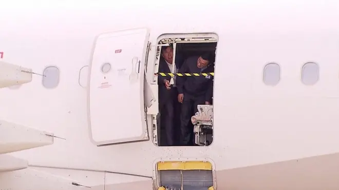 Самолет совершил посадку с открытой дверью