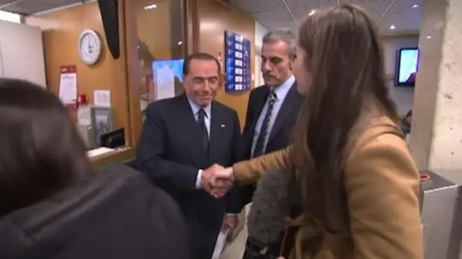 Сильвіо Берлусконі порадив журналістці легше стискати чоловічі руки