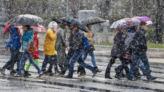 Прохожие на улице Москвы