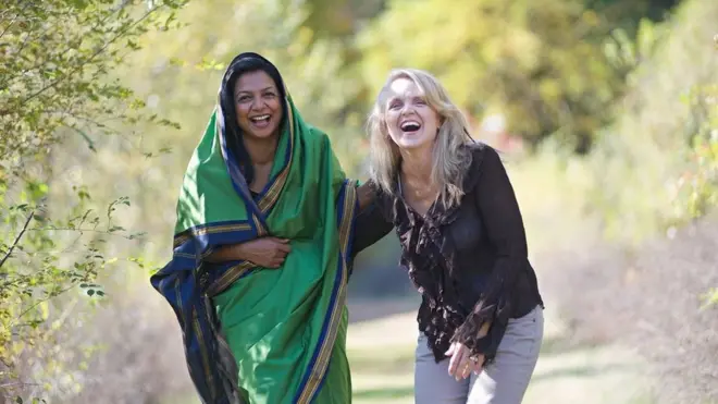 نادین پار (سمت راست) با ثریا دین، بهترین دوستش که به درخواست او روزه گرفته