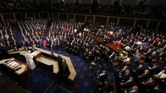 ãƒ•ãƒ©ãƒ³ã‚·ã‚¹ã‚³æ³•çŽ‹ã®ç±³ä¸Šä¸‹é™¢åˆåŒä¼šè­°ã§ã®æ¼”èª¬ã«ã¯500äººä»¥ä¸Šã®è´è¡†ãŒè€³ã‚’å‚¾ã‘ãŸ