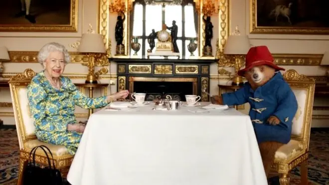 Елизавета II за чаем с медвежонком Паддингтоном