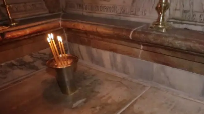 یروشلم میں قدیم کلیسا کی تعمر نو کے دوران پتھر کی اس سِل کی دریافت جس پر حضرت مسیح کے جسد خاکی کو رکھا گیا تھا۔