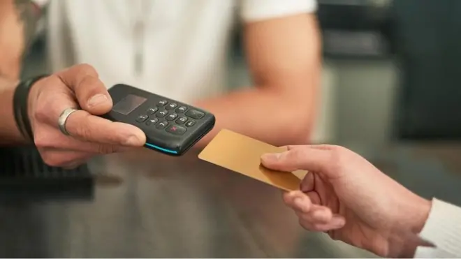 Sistem pembayaran non-tunai menjadi persoalan bagi sekelompok manusia lanjut usia.