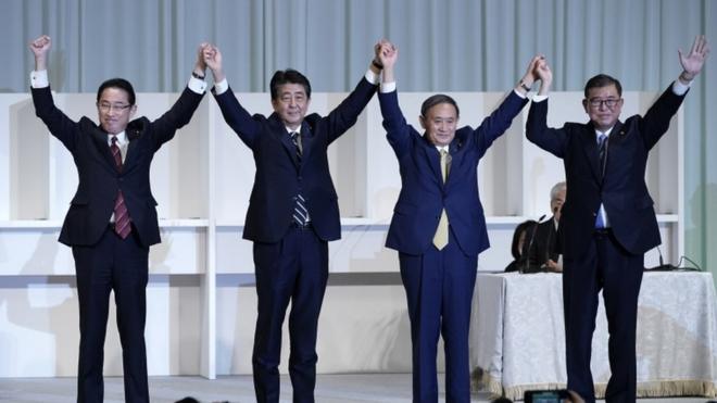 総裁選を終えて壇上に並んだ（左から）岸田氏、安倍氏、菅氏、石破氏
