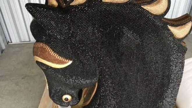 Estatua de caballo cubierto de diamantes