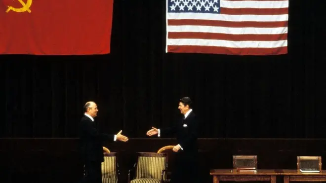 Михаил Горбачев менен АКШ президенти Рональд Рейган жолугушкан.