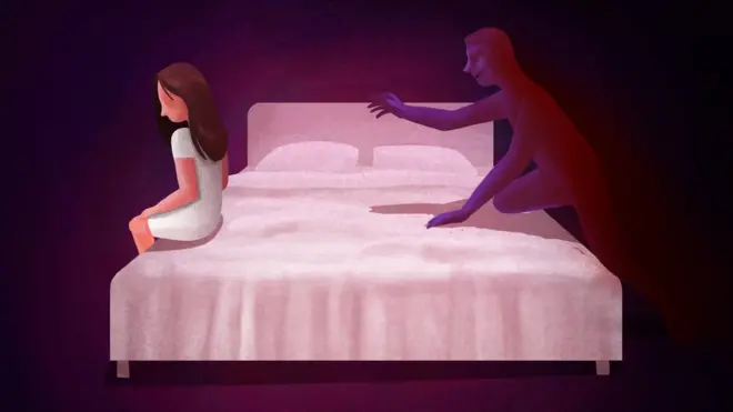 침대 끝에 걸터앉은 여성과 여성을 향해 손을 뻗는 남성