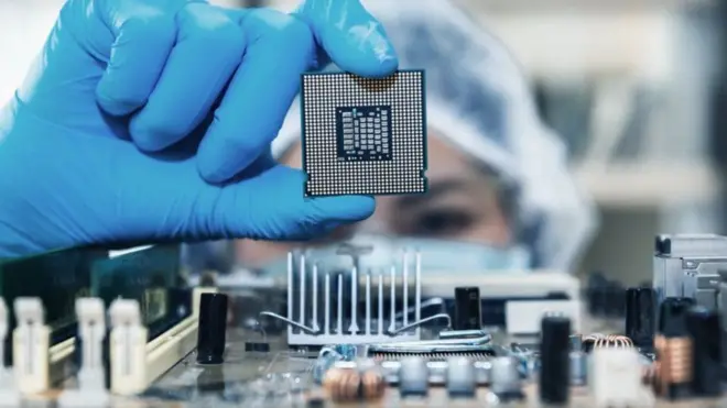 各界關注，面對三星「超車」，台積電能否持續其優勢抵禦三星，前者宣稱2025年將生產的2奈米晶片的進度如何。