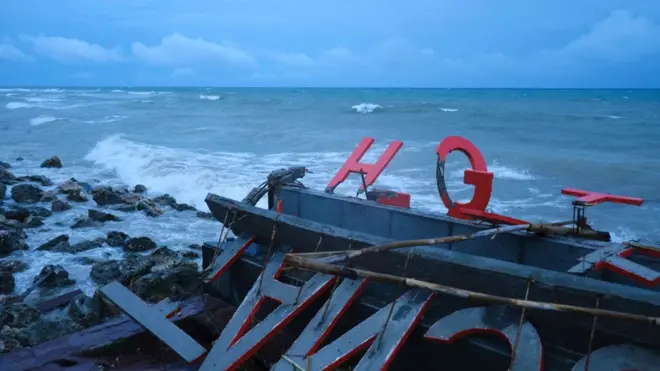 Цунамі у ніч на неділю вбило більше 280 людей. Влада Індонезії каже, що величезна хвиля може повторитися