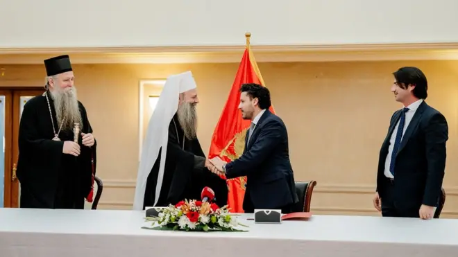 Partijarh SPC Porfirije (drugi s leva) i Dritan Abazović (drugi s desna) na potpisivanju u Podgorici