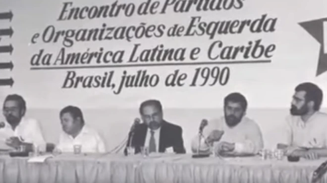 Primeira reunião do Forosite de aposta que da dinheiro no cadastroSão Paulo,site de aposta que da dinheiro no cadastro1990,site de aposta que da dinheiro no cadastroSão Paulo. Lula, idealizador do encontro, é o segundo da direita para a esquerda