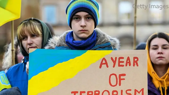 Молодой человек с плакатом