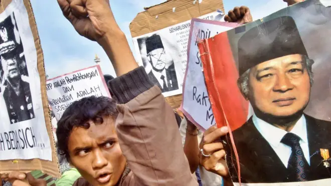 Demo mahasiswa menuntut pengusutan tuntas kasus korupsi Soeharto.