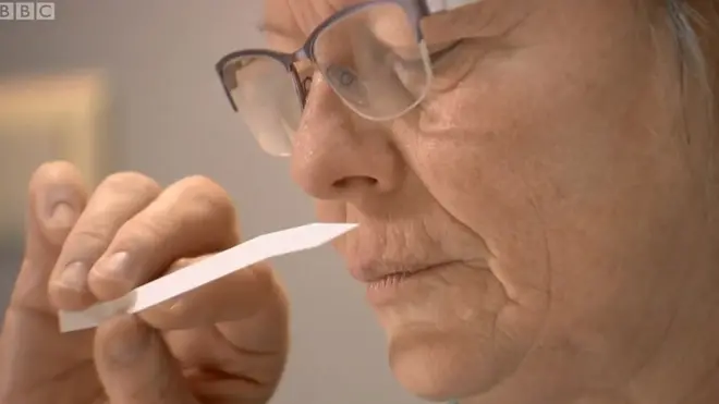 คนดมกลิ่นจากแผ่นกระดาษ