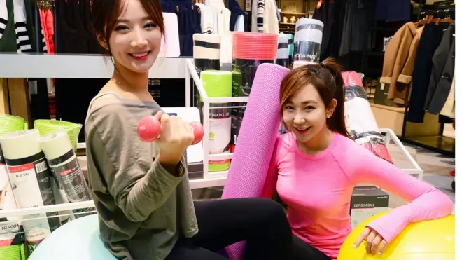 2018년 1월 새해를 맞아 서울 중구 롯데마트 서울역점에서 모델들이 다양한 피트니스 용품을 선보이고 있다