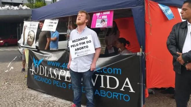 O grupo contratou dois "guardas" para acompanhar a barraca durante a campanha