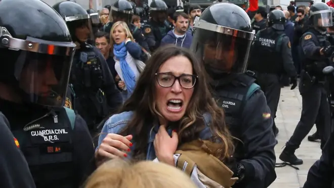 سعت قوات الأمن الإسبانية إلى مصادرة صناديق الاقتراع ومنع المصوتين من الوصول إلى مقار اللجان الانتخابية