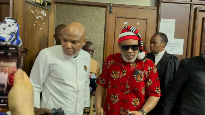 Nnamdi Kanu yi efe ọcha mana nwanne ya nwoke bụ Emmanuel Kanu yi efe isiagụ, ha abụọ kwụ ọtọ n'ụlọikpe Ukwuu dị n'Abuja 