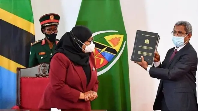 Rais Samia akipokea mapendekezo ya kamati ilioundwa kuishauri serikali kuhusu Corona