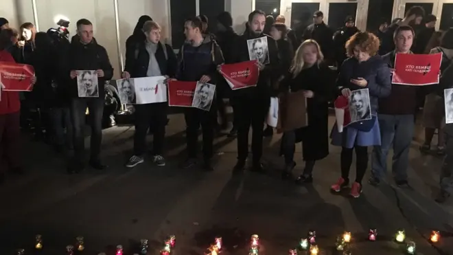 У Києві люди вийшли з плакатами, де написано "Її вбили" і "Хто вбивці Каті Гандзюк".