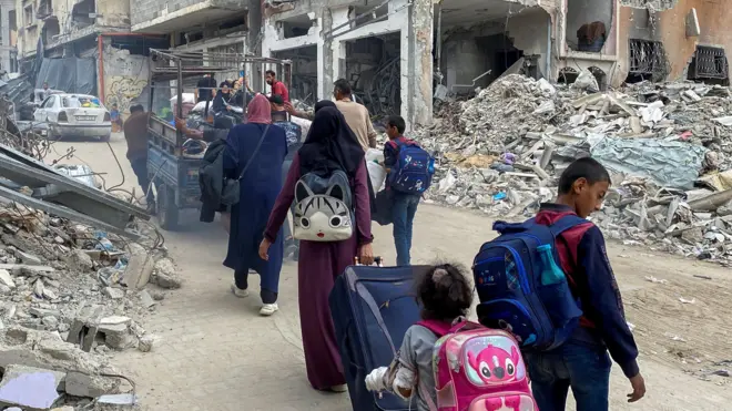 نازحون فلسطينيون يشقون طريقهم أثناء فرارهم من مناطق في شمال قطاع غزة في أعقاب أمر إخلاء إسرائيلي، وسط الحرب بين إسرائيل وحماس، في جباليا، 6 أكتوبر/ تشرين الأول 2024.