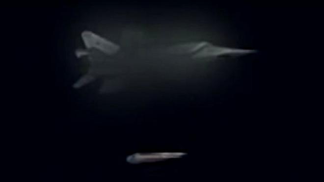 МиГ-31 запускает ракету