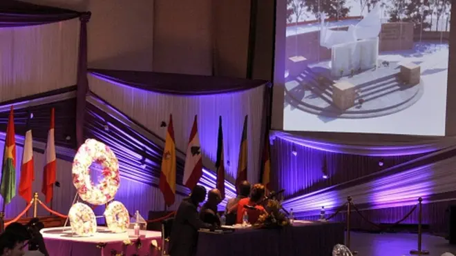 Cérémonie de présentation de la stèle des victimes de l'avion Air Algérie .