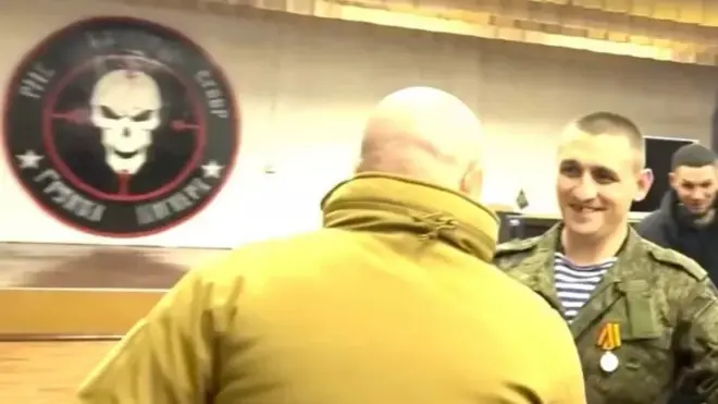 Анатолій Сальмін тисне руку Пригожину