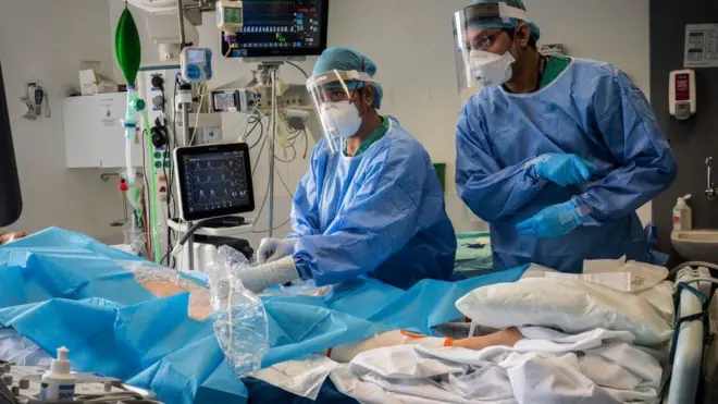 مريض بكوفيد في مستشفى.