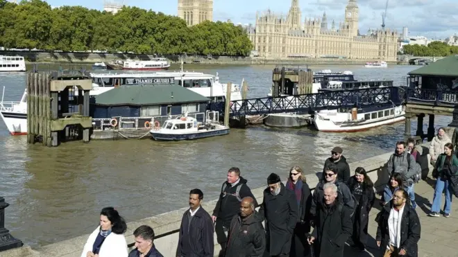 Khalayak yang sudah masuk antrean diberi gelang tangan sebagai tanda antre. Mereka bisa meninggalkan antrean untuk pergi ke toilet atau membeli minuman.