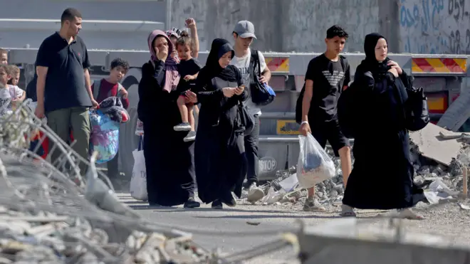 加沙城巴勒斯坦人帶著行李徒步撤離（13/10/2023）