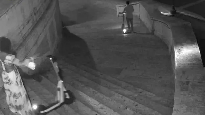 Фото туристов с самокатами на Испанской лестнице