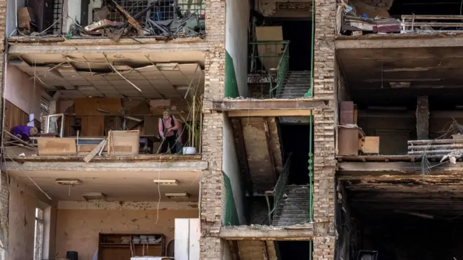 Последствия обстрела Киева в ночь на 15 апреля