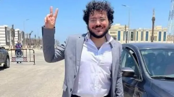 أصدر الرئيس المصري عبد الفتاح السيسي عفواً عن الباحث باتريك زكي والمحامي محمد الباقر، وكيل الدفاع عن المعتقل السياسي الأبرز في مصر علاء عبد الفتاح.