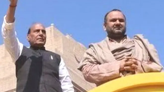 રથને ધજા બતાવતા રાજનાથ સિંહ