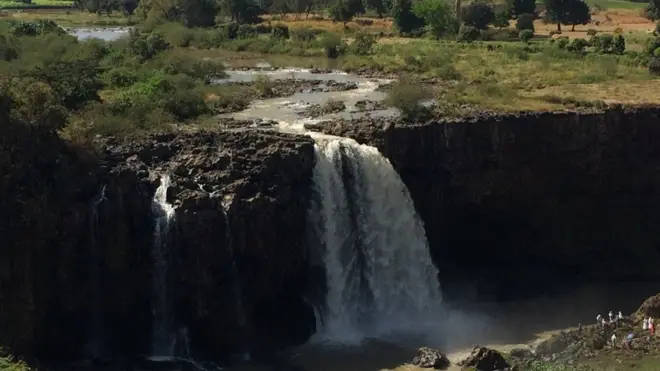شلالات النيل الأزرق الرائعة تقع على مسافة 48 كيلومترا جنوب بحيرة تانا، في المرتفعات الإثيوبية