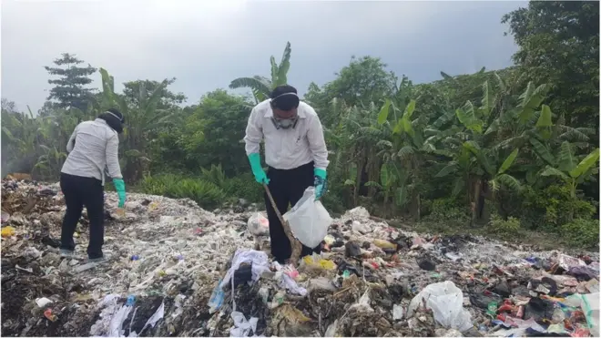Petugas dari Kementerian Lingkungan Hidup dan Kehutanan (KLHK) menyisir tepi jalan Pangurangan-Klangenan, Kabupaten Cirebon, Jawa Barat, yang menjadi tempat pembuangan sampah warga dan limbah B3 medis.