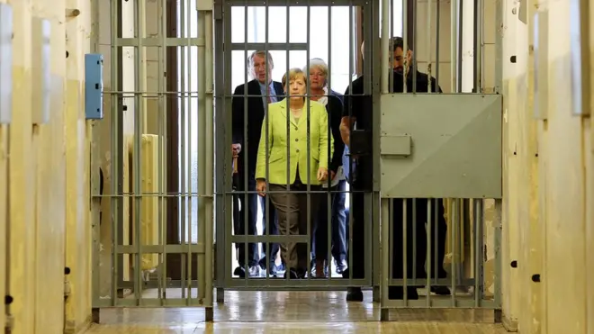 رحبت ميركل أثناء زيارتها إلى سجن تابع للمخابرات الألمانية الشرقية السابقة في برلين باستقبال مزيد من اللاجئين السوريين