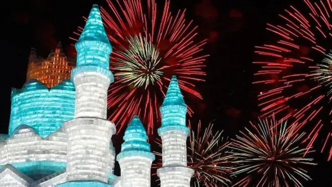 1月5日，第35屆哈爾濱冰雕雪雕藝術節在如花似錦的煙花和燈光秀中開幕。
