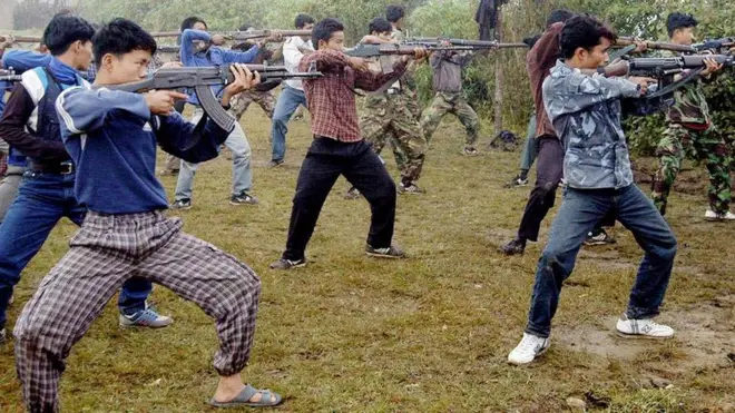 Thanh niên Nepal theo các đơn vị vũ trang của phái cộng sản Maoist tại Bhopur năm 2005