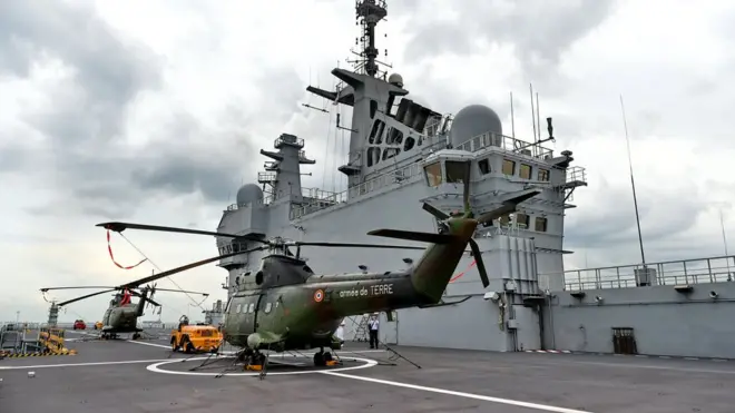 Trực thăng quân sự Pháp trên boong tàu LHD Dixmude, khi tàu này ghé thăm căn cứ hải quân Changi ở Singapore hồi cuối tháng Tư năm 2015.