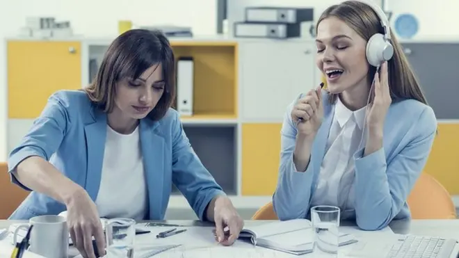 Женщина поет