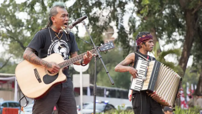 Marjinal saat mendukung acara Kamisan di depan Istana Kepresidenan.
